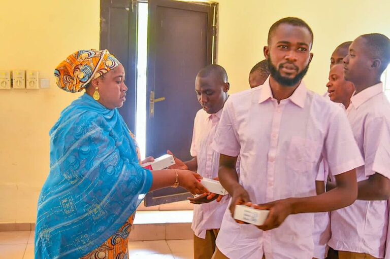 Kaduna Govt Gives Phones, Cash to Released #EndBadGovernance Minors