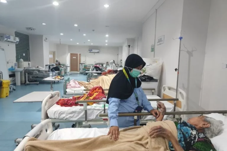 Pneumonia Outbreak Hits Hajj, One Dead, 99 Infected