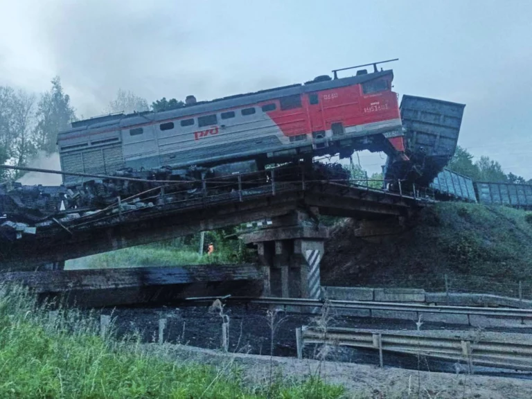 Seven Killed, Dozens Injured as Russian Bridge Collapses on Moving Train