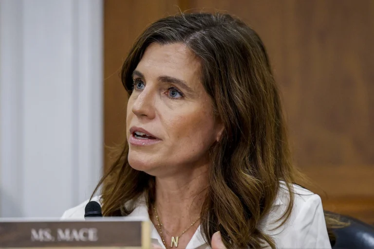 US Lawmaker Seeks Immigration Ban on Three African Nations